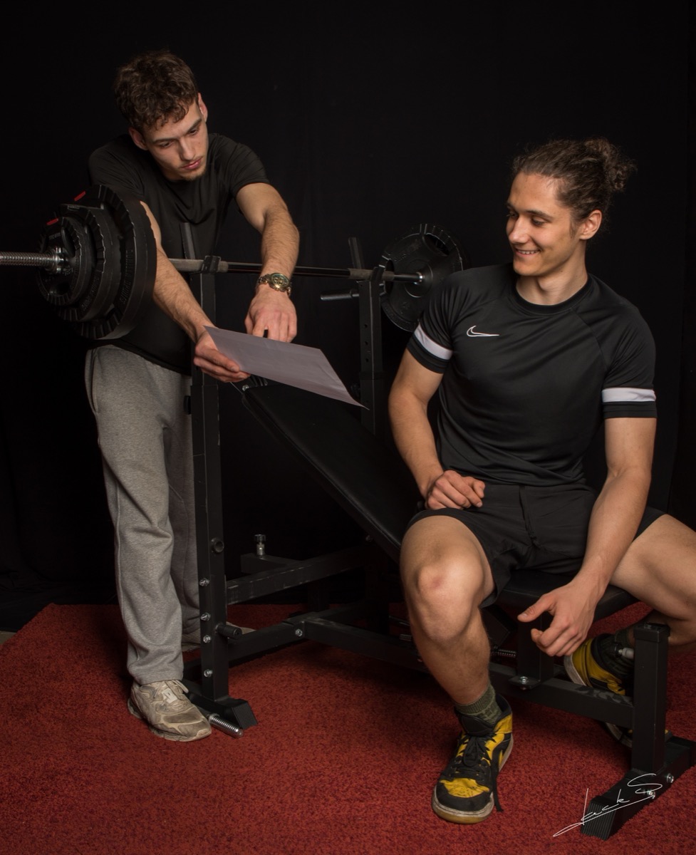 Personal trainer Lukas van HomeFit begeleidt een klant tijdens training aan huis in Gent